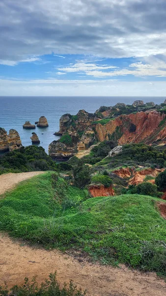 Ponta Da Piedade Kayalıkları Algarve, Portekiz 'deki Lagos yakınlarında. Portekiz 'in Algarve Bölgesi, Ponta Da Piedade' deki Cliff Rocks, Seagulls ve Turist Gemisi. Rota Vicentina 'nın Balıkçı Patikası' nda yürüyüş.
