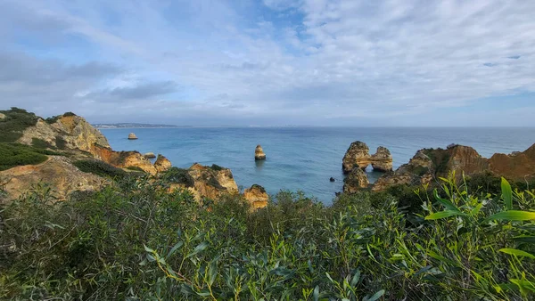 Ponta Da Piedade Kayalıkları Algarve, Portekiz 'deki Lagos yakınlarında. Portekiz 'in Algarve Bölgesi, Ponta Da Piedade' deki Cliff Rocks, Seagulls ve Turist Gemisi. Rota Vicentina 'nın Balıkçı Patikası' nda yürüyüş.