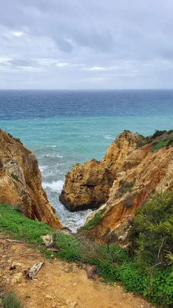 Ponta Da Piedade Kayalıkları Algarve, Portekiz 'deki Lagos yakınlarında. Portekiz 'in Algarve Bölgesi, Ponta Da Piedade' deki Cliff Rocks, Seagulls ve Turist Gemisi. Rota Vicentina 'nın Balıkçı Patikası' nda yürüyüş.