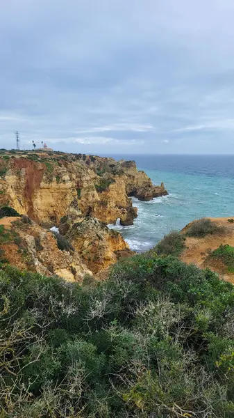Ponta Da Piedade Kayalıkları Algarve, Portekiz 'deki Lagos yakınlarında. Portekiz 'in Algarve Bölgesi, Ponta Da Piedade' deki Cliff Rocks, Seagulls ve Turist Gemisi. Rota Vicentina 'nın Balıkçı Patikası' nda yürüyüş.