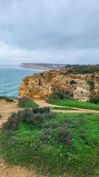 Ponta Da Piedade Kayalıkları Algarve, Portekiz 'deki Lagos yakınlarında. Portekiz 'in Algarve Bölgesi, Ponta Da Piedade' deki Cliff Rocks, Seagulls ve Turist Gemisi. Rota Vicentina 'nın Balıkçı Patikası' nda yürüyüş.