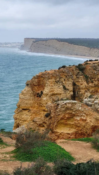 Ponta Da Piedade Kayalıkları Algarve, Portekiz 'deki Lagos yakınlarında. Portekiz 'in Algarve Bölgesi, Ponta Da Piedade' deki Cliff Rocks, Seagulls ve Turist Gemisi. Rota Vicentina 'nın Balıkçı Patikası' nda yürüyüş.