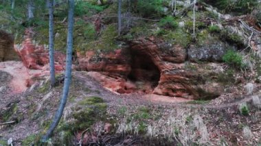 Letonya, Ieriki 'deki Cecilu Doğa Yolu. Kumada Nehri 'nin sağ kıyısından Cecilu Mağarası ve Rock Rock. Kuzey Kaya Havadan Uçan Dron Yavaş Çekiyor. Cecilu Doğa Patikası Turistler için Yürüyen Yol