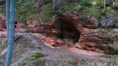 Letonya, Ieriki 'deki Cecilu Doğa Yolu. Kumada Nehri 'nin sağ kıyısından Cecilu Mağarası ve Rock Rock. Kuzey Kaya Havadan Uçan Dron Yavaş Çekiyor. Cecilu Doğa Patikası Turistler için Yürüyen Yol