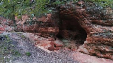 Letonya, Ieriki 'deki Cecilu Doğa Yolu. Kumada Nehri 'nin sağ kıyısından Cecilu Mağarası ve Rock Rock. Kuzey Kaya Havadan Uçan Dron Yavaş Çekiyor. Cecilu Doğa Patikası Turistler için Yürüyen Yol