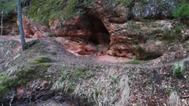 Letonya, Ieriki 'deki Cecilu Doğa Yolu. Kumada Nehri 'nin sağ kıyısından Cecilu Mağarası ve Rock Rock. Kuzey Kaya Havadan Uçan Dron Yavaş Çekiyor. Cecilu Doğa Patikası Turistler için Yürüyen Yol