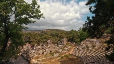 Antalya Kemer veya Faselis 'teki Phaselis Antik Kenti Antik Lycia kıyısında yer alan bir Yunan ve Roma şehridir. Antalya 'nın Kemer ilçesinde, Tekirova' nın kuzeyindeki harabeler bulunmaktadır..