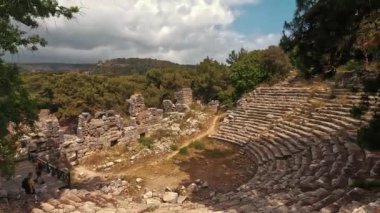 Antalya Kemer veya Faselis 'teki Phaselis Antik Kenti Antik Lycia kıyısında yer alan bir Yunan ve Roma şehridir. Antalya 'nın Kemer ilçesinde, Tekirova' nın kuzeyindeki harabeler bulunmaktadır..
