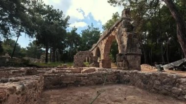 Antalya Kemer veya Faselis 'teki Phaselis Antik Kenti Antik Lycia kıyısında yer alan bir Yunan ve Roma şehridir. Antalya 'nın Kemer ilçesinde, Tekirova' nın kuzeyindeki harabeler bulunmaktadır..