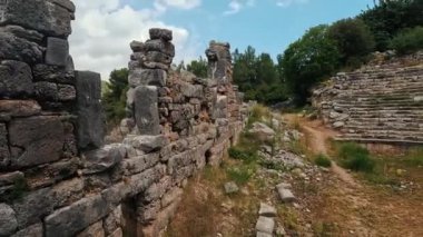 Aynı zamanda Phaselis Antik Şehir Limanı Yolu olarak da bilinen Phaselis 'in Antalya' nın Kemer ilçesinde bulunan Rodezya Kolonicileri tarafından kurulduğu sanılıyor..