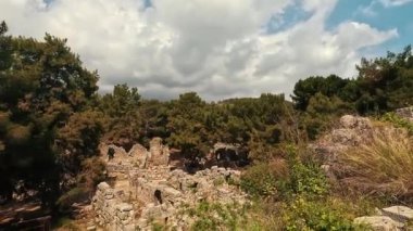 Aynı zamanda Phaselis Antik Şehir Limanı Yolu olarak da bilinen Phaselis 'in Antalya' nın Kemer ilçesinde bulunan Rodezya Kolonicileri tarafından kurulduğu sanılıyor..