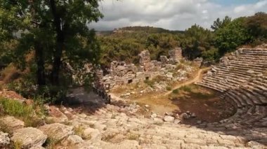 Aynı zamanda Phaselis Antik Şehir Limanı Yolu olarak da bilinen Phaselis 'in Antalya' nın Kemer ilçesinde bulunan Rodezya Kolonicileri tarafından kurulduğu sanılıyor..
