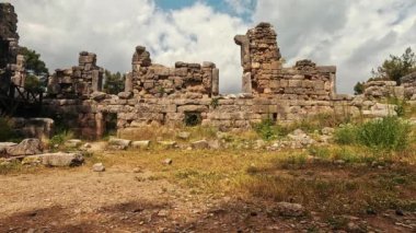 Aynı zamanda Phaselis Antik Şehir Limanı Yolu olarak da bilinen Phaselis 'in Antalya' nın Kemer ilçesinde bulunan Rodezya Kolonicileri tarafından kurulduğu sanılıyor..