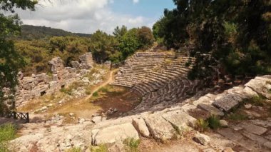 Aynı zamanda Phaselis Antik Şehir Limanı Yolu olarak da bilinen Phaselis 'in Antalya' nın Kemer ilçesinde bulunan Rodezya Kolonicileri tarafından kurulduğu sanılıyor..