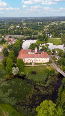 Dundaga Town, Letonya üzerinde hava görüntüsü. Park ve Lake 'li Ortaçağ Dundaga Kalesi. Eski Lutheran Kilisesi ve Dundaga City Panorama 'nın şehir manzarası. Letonya 'da Peyzaj Tasarımı, Seyahat Hedefi