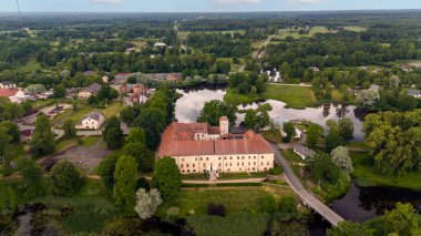 Dundaga Town, Letonya üzerinde hava görüntüsü. Park ve Lake 'li Ortaçağ Dundaga Kalesi. Eski Lutheran Kilisesi ve Dundaga City Panorama 'nın şehir manzarası. Letonya 'da Peyzaj Tasarımı, Seyahat Hedefi