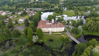 Dundaga Town, Letonya üzerinde hava görüntüsü. Park ve Lake 'li Ortaçağ Dundaga Kalesi. Eski Lutheran Kilisesi ve Dundaga City Panorama 'nın şehir manzarası. Letonya 'da Peyzaj Tasarımı, Seyahat Hedefi