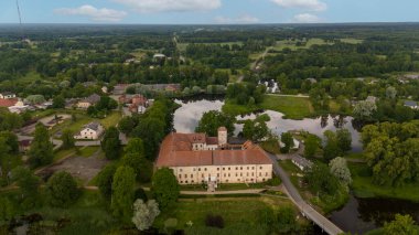Dundaga Town, Letonya üzerinde hava görüntüsü. Park ve Lake 'li Ortaçağ Dundaga Kalesi. Eski Lutheran Kilisesi ve Dundaga City Panorama 'nın şehir manzarası. Letonya 'da Peyzaj Tasarımı, Seyahat Hedefi