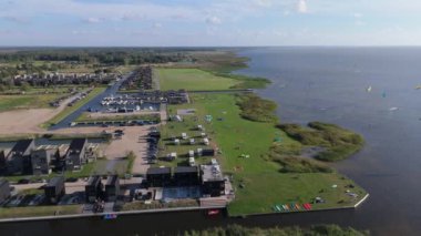 Curonian Lagünü Kıyısı 'ndaki Svencele Köyü, Litvanya Su Sporları Bölgesi, Uçurtma, Rüzgar sörfü, Kayak, Wakeboard Hava Atışı. Svencele Dune Yeni Geliştirme Sahil ve Marina 'daki Konut Binası