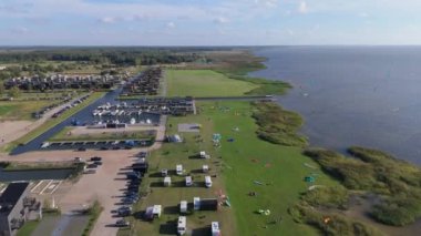 Curonian Lagünü Kıyısı 'ndaki Svencele Köyü, Litvanya Su Sporları Bölgesi, Uçurtma, Rüzgar sörfü, Kayak, Wakeboard Hava Atışı. Svencele Dune Yeni Geliştirme Sahil ve Marina 'daki Konut Binası