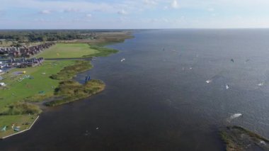 Curonian Lagünü Kıyısı 'ndaki Svencele Köyü, Litvanya Su Sporları Bölgesi, Uçurtma, Rüzgar sörfü, Kayak, Wakeboard Hava Atışı. Svencele Dune Yeni Geliştirme Sahil ve Marina 'daki Konut Binası