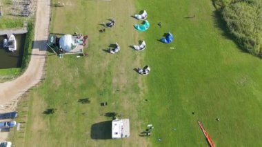 Curonian Lagünü Kıyısı 'ndaki Svencele Köyü, Litvanya Su Sporları Bölgesi, Uçurtma, Rüzgar sörfü, Kayak, Wakeboard Hava Atışı. Svencele Dune Yeni Geliştirme Sahil ve Marina 'daki Konut Binası
