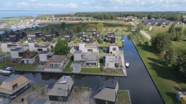 Curonian Lagünü Kıyısı 'ndaki Svencele Köyü, Litvanya Su Sporları Bölgesi, Uçurtma, Rüzgar sörfü, Kayak, Wakeboard Hava Atışı. Svencele Dune Yeni Geliştirme Sahil ve Marina 'daki Konut Binası