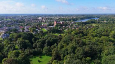 Litvanya 'daki Plunge City' nin hava görüntüsü. Plunge Manor Oginski Konağı ve Çeşmeli Park ve Samogitian Sanat Müzesi. Şehrin Panoraması ve Vaftizci Aziz John Kilisesi