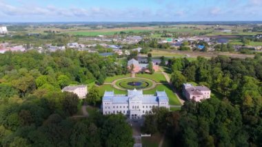 Litvanya 'daki Plunge City' nin hava görüntüsü. Plunge Manor Oginski Konağı ve Çeşmeli Park ve Samogitian Sanat Müzesi. Şehrin Panoraması ve Vaftizci Aziz John Kilisesi