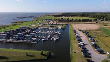 Curonian Lagünü Kıyısı 'ndaki Svencele Köyü, Litvanya Su Sporları Bölgesi, Uçurtma, Rüzgar sörfü, Kayak, Wakeboard Hava Atışı. Svencele Dune Yeni Geliştirme Sahil ve Marina 'daki Konut Binası