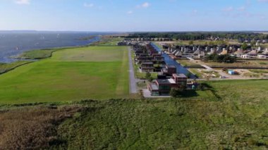 Curonian Lagünü Kıyısı 'ndaki Svencele Köyü, Litvanya Su Sporları Bölgesi, Uçurtma, Rüzgar sörfü, Kayak, Wakeboard Hava Atışı. Svencele Dune Yeni Geliştirme Sahil ve Marina 'daki Konut Binası