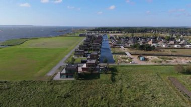 Curonian Lagünü Kıyısı 'ndaki Svencele Köyü, Litvanya Su Sporları Bölgesi, Uçurtma, Rüzgar sörfü, Kayak, Wakeboard Hava Atışı. Svencele Dune Yeni Geliştirme Sahil ve Marina 'daki Konut Binası