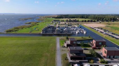 Curonian Lagünü Kıyısı 'ndaki Svencele Köyü, Litvanya Su Sporları Bölgesi, Uçurtma, Rüzgar sörfü, Kayak, Wakeboard Hava Atışı. Svencele Dune Yeni Geliştirme Sahil ve Marina 'daki Konut Binası