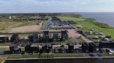 Curonian Lagünü Kıyısı 'ndaki Svencele Köyü, Litvanya Su Sporları Bölgesi, Uçurtma, Rüzgar sörfü, Kayak, Wakeboard Hava Atışı. Svencele Dune Yeni Geliştirme Sahil ve Marina 'daki Konut Binası