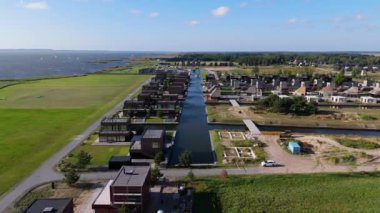 Curonian Lagünü Kıyısı 'ndaki Svencele Köyü, Litvanya Su Sporları Bölgesi, Uçurtma, Rüzgar sörfü, Kayak, Wakeboard Hava Atışı. Svencele Dune Yeni Geliştirme Sahil ve Marina 'daki Konut Binası