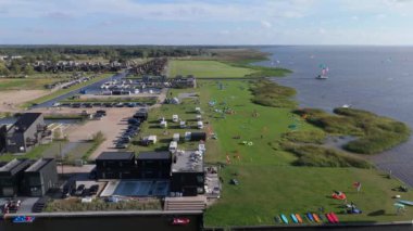Curonian Lagünü Kıyısı 'ndaki Svencele Köyü, Litvanya Su Sporları Bölgesi, Uçurtma, Rüzgar sörfü, Kayak, Wakeboard Hava Atışı. Svencele Dune Yeni Geliştirme Sahil ve Marina 'daki Konut Binası