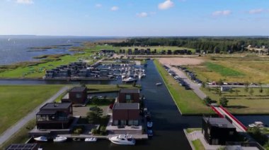 Curonian Lagünü Kıyısı 'ndaki Svencele Köyü, Litvanya Su Sporları Bölgesi, Uçurtma, Rüzgar sörfü, Kayak, Wakeboard Hava Atışı. Svencele Dune Yeni Geliştirme Sahil ve Marina 'daki Konut Binası