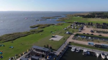 Curonian Lagünü Kıyısı 'ndaki Svencele Köyü, Litvanya Su Sporları Bölgesi, Uçurtma, Rüzgar sörfü, Kayak, Wakeboard Hava Atışı. Svencele Dune Yeni Geliştirme Sahil ve Marina 'daki Konut Binası