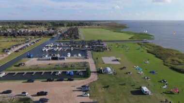 Curonian Lagünü Kıyısı 'ndaki Svencele Köyü, Litvanya Su Sporları Bölgesi, Uçurtma, Rüzgar sörfü, Kayak, Wakeboard Hava Atışı. Svencele Dune Yeni Geliştirme Sahil ve Marina 'daki Konut Binası