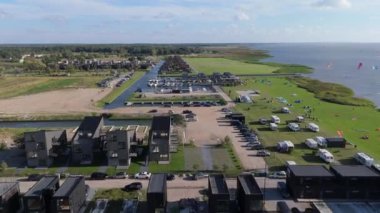 Curonian Lagünü Kıyısı 'ndaki Svencele Köyü, Litvanya Su Sporları Bölgesi, Uçurtma, Rüzgar sörfü, Kayak, Wakeboard Hava Atışı. Svencele Dune Yeni Geliştirme Sahil ve Marina 'daki Konut Binası