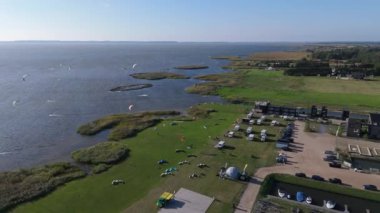 Curonian Lagünü Kıyısı 'ndaki Svencele Köyü, Litvanya Su Sporları Bölgesi, Uçurtma, Rüzgar sörfü, Kayak, Wakeboard Hava Atışı. Svencele Dune Yeni Geliştirme Sahil ve Marina 'daki Konut Binası