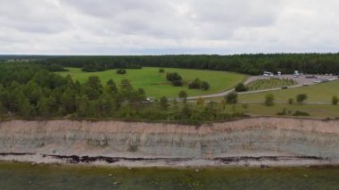 Kuressaare yakınlarındaki Saaremaa Adası 'nın kuzey kıyısı, Baltık Denizi. Saaremaa, Estonya. Panga Uçurumlarının 4K Panoramik Hava Videosu