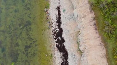 Kuressaare yakınlarındaki Saaremaa Adası 'nın kuzey kıyısı, Baltık Denizi. Saaremaa, Estonya. Panga Uçurumlarının 4K Panoramik Hava Videosu