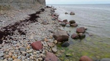 Kuressaare yakınlarındaki Saaremaa Adası 'nın kuzey kıyısı, Baltık Denizi. Saaremaa, Estonya. Panga Uçurumlarının 4K Panoramik Hava Videosu