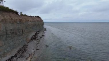 Kuressaare yakınlarındaki Saaremaa Adası 'nın kuzey kıyısı, Baltık Denizi. Saaremaa, Estonya. Panga Uçurumlarının 4K Panoramik Hava Videosu