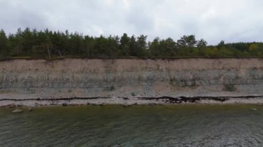 Kuressaare yakınlarındaki Saaremaa Adası 'nın kuzey kıyısı, Baltık Denizi. Saaremaa, Estonya. Panga Uçurumlarının 4K Panoramik Hava Videosu