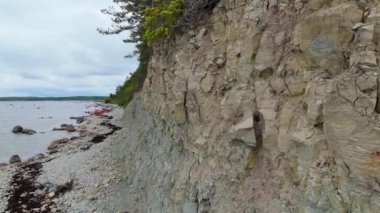 Kuressaare yakınlarındaki Saaremaa Adası 'nın kuzey kıyısı, Baltık Denizi. Saaremaa, Estonya. Panga Uçurumlarının 4K Panoramik Hava Videosu