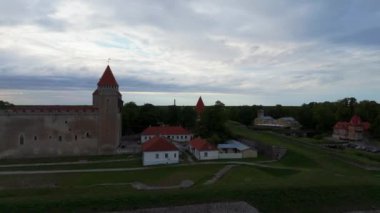 4K Panoramik Hava Videosu Kuressaare (Arensburg) Episkopal Şato a Snrise. Kuressaare, Baltık Denizi, Saaremaa Adası, Saare County, Estonya. Tarihi Kuressaare Piskoposluk Şatosu