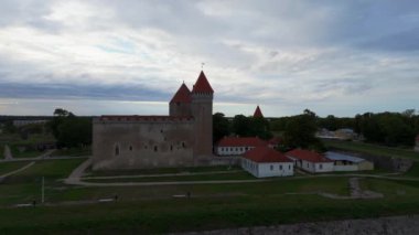 4K Panoramik Hava Videosu Kuressaare (Arensburg) Episkopal Şato a Snrise. Kuressaare, Baltık Denizi, Saaremaa Adası, Saare County, Estonya. Tarihi Kuressaare Piskoposluk Şatosu