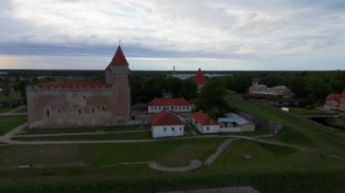 4K Panoramik Hava Videosu Kuressaare (Arensburg) Episkopal Şato a Snrise. Kuressaare, Baltık Denizi, Saaremaa Adası, Saare County, Estonya. Tarihi Kuressaare Piskoposluk Şatosu